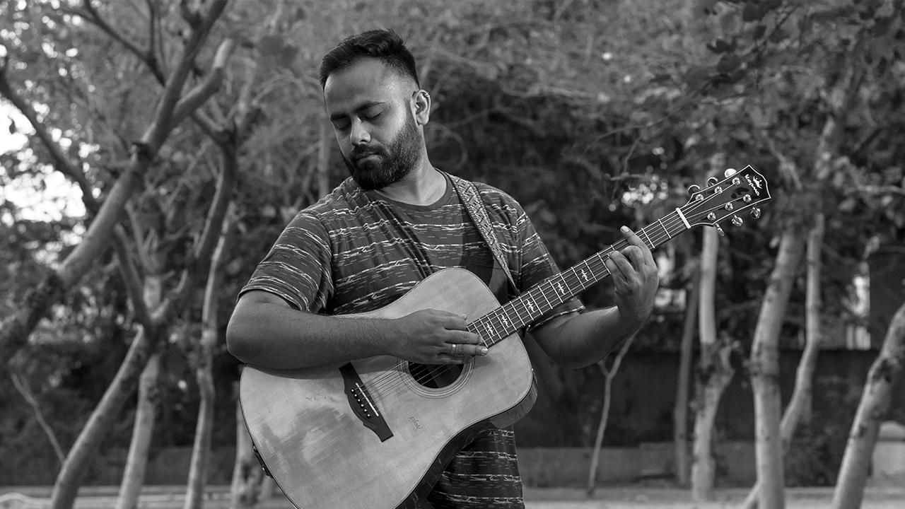 Indie singer songwriter Prayas Rokde releases melodious single Main Chala